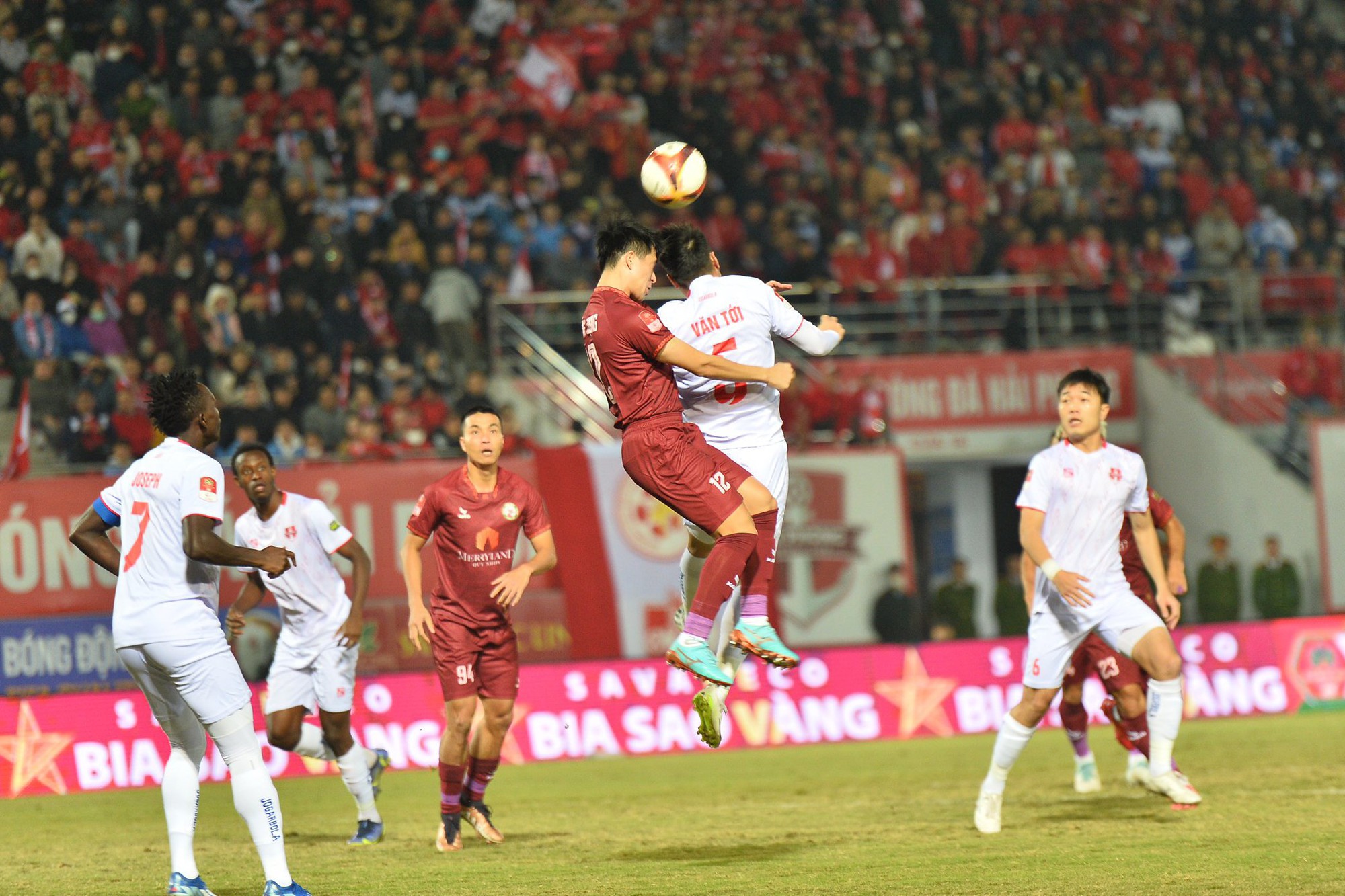 Trung vệ Đình Trọng chỉ huy phòng ngự xuất sắc giúp CLB Bình Định thắng CLB Hải Phòng 1-0 tại Lạch Tray Trung vệ Đình Trọng chỉ huy phòng ngự xuất sắc giúp CLB Bình Định thắng CLB Hải Phòng 1-0 tại Lạch Tray