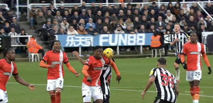 Một cầu thủ Luton để bóng chạm tay trong trận hoàn Newcastle 4-4 ở vòng 23 Ngoại hạng Anh.