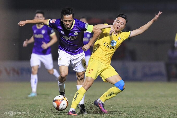 Nguyễn Văn Quyết (trái) tranh chấp với Nguyễn Thái Sơn ở trận Hà Nội FC thua Thanh Hoá 0-2, thuộc vòng 9 V-League 2023-2024. Ảnh: Minh Minh
