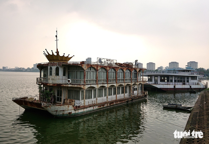 Hà Nội cho phép hồ Tây được hoạt động trở lại du thuyền, dù lượn- Ảnh 1. Du thuyền từng được hoạt động tại hồ Tây, đến năm 2017 thì buộc tạm dừng hoạt động - Ảnh: NAM TRẦN