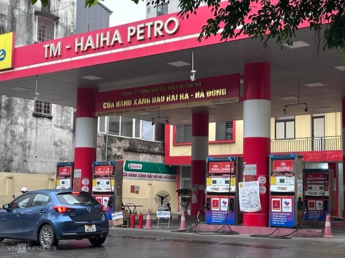 Một cửa hàng của Hải Hà Petro tại quận Hà Đông (Hà Nội) treo biển hết xăng, sau khi doanh nghiệp này bị tước giấy phép, ngày 12/1. Ảnh: Anh Minh