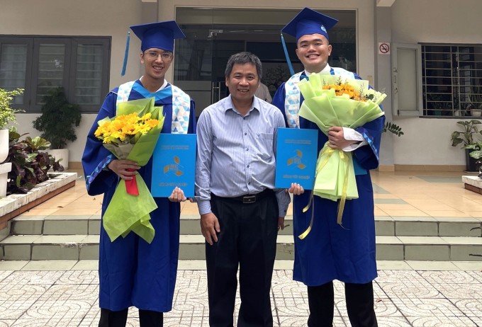 Minh Khôi (trái) và Khánh Trình (phải) chụp ảnh kỷ niệm với thầy Quản Thành Thơ nhân ngày tốt nghiệp, tháng 11/2023. Ảnh: Nhân vật cung cấp