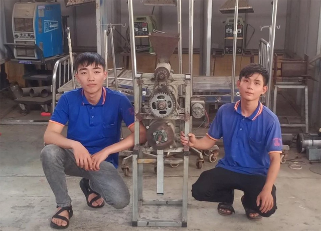 Hai nam sinh kiếm hơn chục triệu đồng/tháng từ những chiếc máy đơn giản - Ảnh 1. Hai nam sinh kiếm hơn chục triệu đồng/tháng từ những chiếc máy đơn giản - Ảnh 1.
