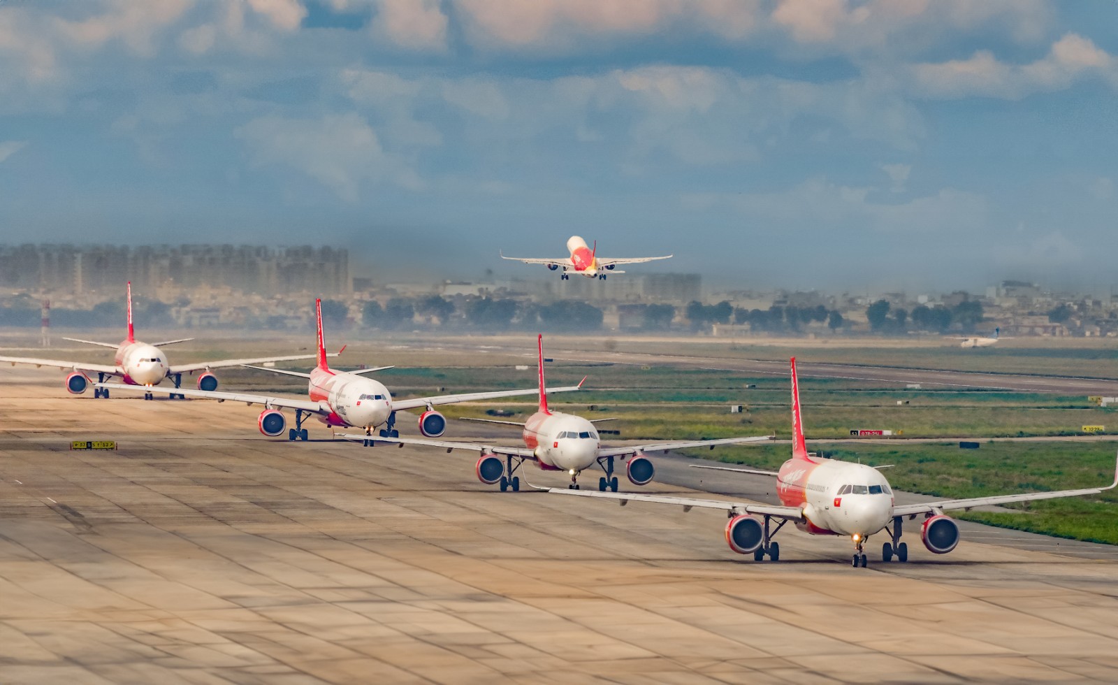 Airlines 'stretch themselves' to serve passengers during peak days around Tet - Photo 1.