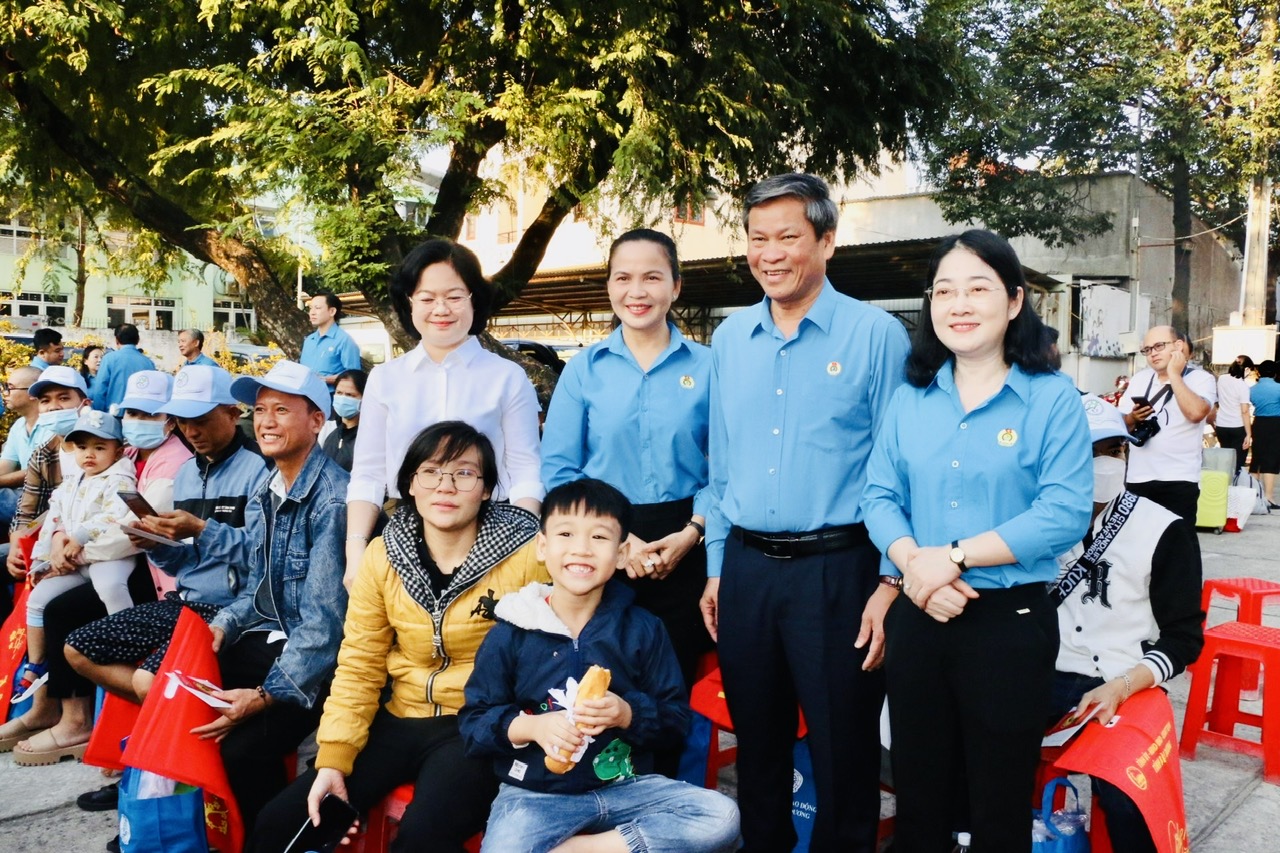 Bình Dương: Hàng ngàn công nhân về quê đón tết trên 'Chuyến tàu xuân nghĩa tình'- Ảnh 1. Bình Dương: Hàng ngàn công nhân về quê đón tết trên 'Chuyến tàu xuân nghĩa tình'- Ảnh 1.