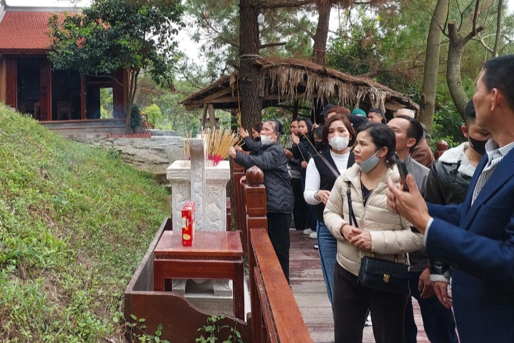 Hàng ngàn người viếng mộ Đại tướng Võ Nguyên Giáp dịp Tết Nguyên đán - 1 Hàng ngàn người viếng mộ Đại tướng Võ Nguyên Giáp dịp Tết Nguyên đán - 1