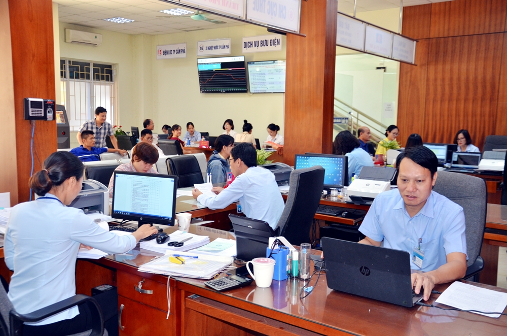 Hàng nghìn cán bộ công chức, viên chức làm thêm ngày thứ 7 sau kỳ nghỉ tết - Ảnh 1. Hàng nghìn cán bộ công chức, viên chức làm thêm ngày thứ 7 sau kỳ nghỉ tết - Ảnh 1.