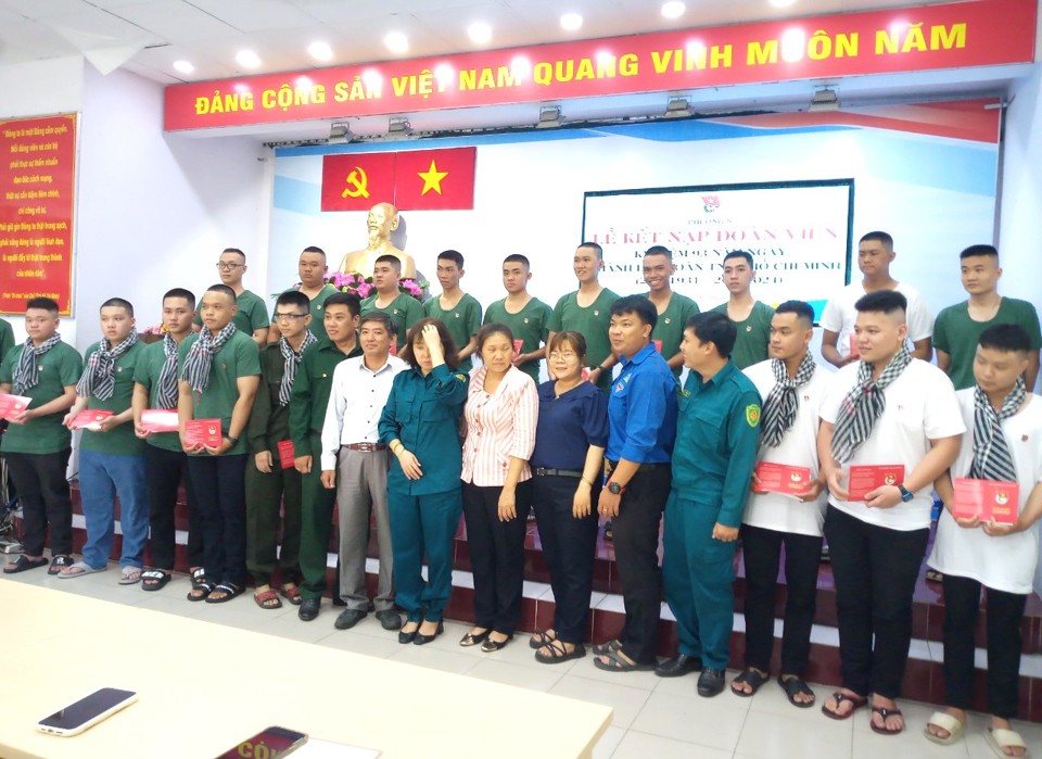 Thanh niên trúng tuyển NVQS thuộc phường 8, quận 6 (TP Hồ Chí Minh) chụp ảnh lưu niệm với lãnh đạo Đảng ủy – UBND và các đoàn thể phường trước khi về “Hội trại tòng quân”. 