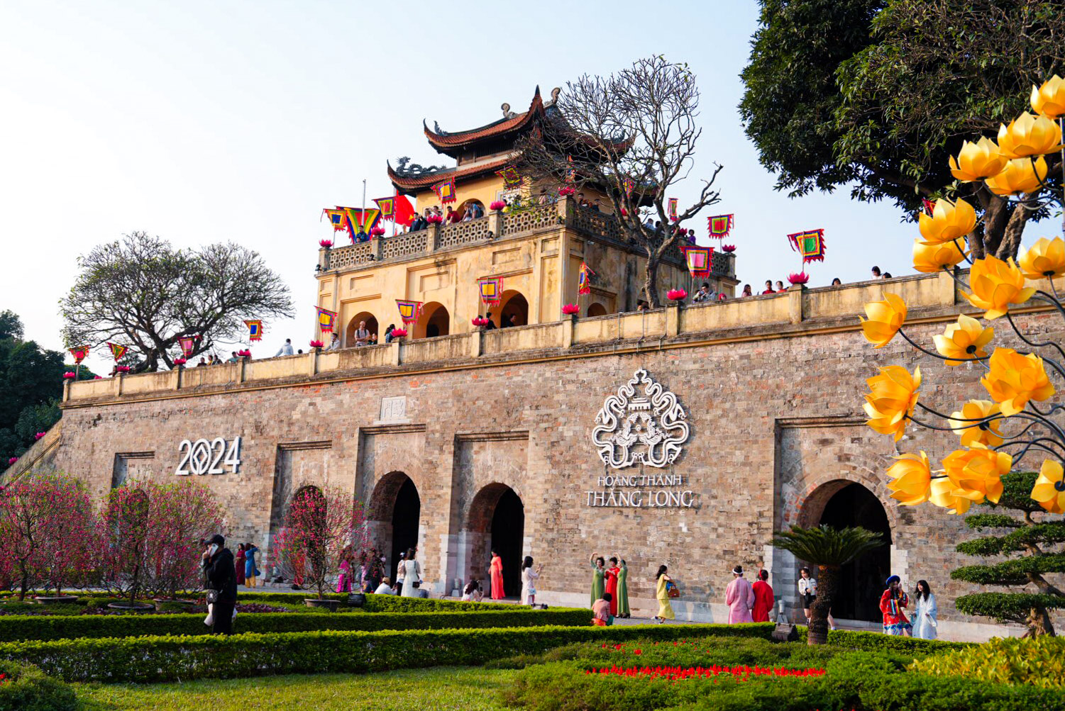 Hàng vạn người du xuân tại Hoàng thành Thăng Long- Ảnh 4. Hàng vạn người du xuân tại Hoàng thành Thăng Long- Ảnh 4.