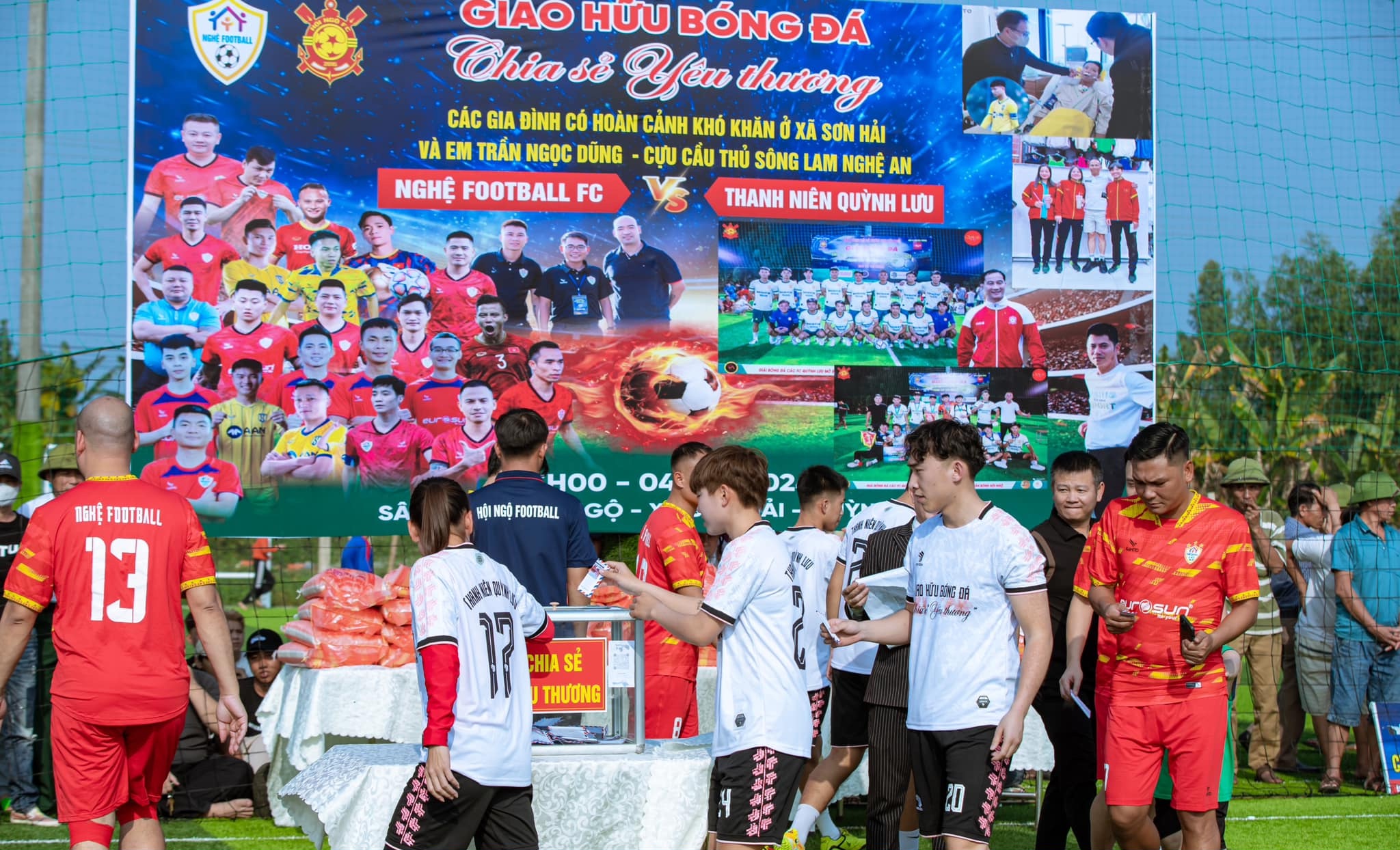 Vũ Thị Hoa cùng Nghệ Football FC đá giao hữu từ thiện ở xã Sơn Hải, huyện Quỳnh Lưu (tỉnh Nghệ An) Vũ Thị Hoa cùng Nghệ Football FC đá giao hữu từ thiện ở xã Sơn Hải, huyện Quỳnh Lưu (tỉnh Nghệ An)