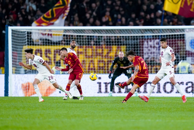 Tiền đạo Paulo Dybala cứa lòng từ khoảng 30 mét, ghi bàn nâng tỷ số lên 2-1 cho Roma trong trận thắng Torino 3-2 ở vòng 26 Serie A ngày 26/2. Ảnh: AFP