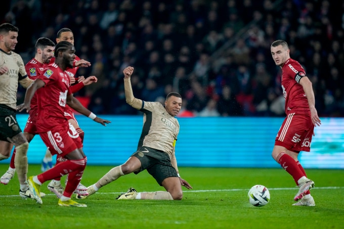 Tiền đạo PSG Kylian Mbappe nỗ lực dứt điểm trong trận hòa Brest 1-1 ở vòng 19 Ligue 1 trên sân Parc des Princes, Paris ngày 28/1. Ảnh: AP