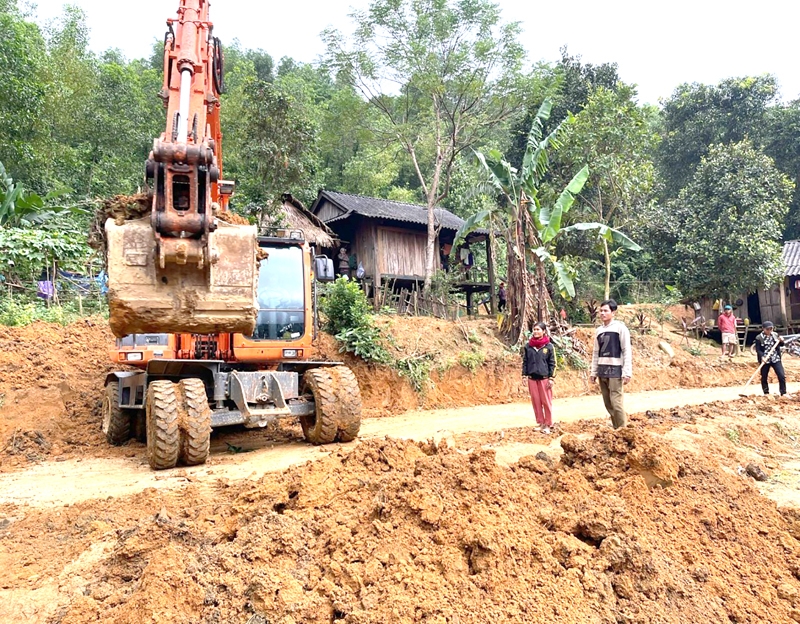 Hiến đất để đường thông, bản thoáng Đường giao thông ở bản 4, xã Vình Ô, huyện Vĩnh Linh đã thông tuyến nhờ hộ gia đình anh Hồ Văn Dinh hiến đất.