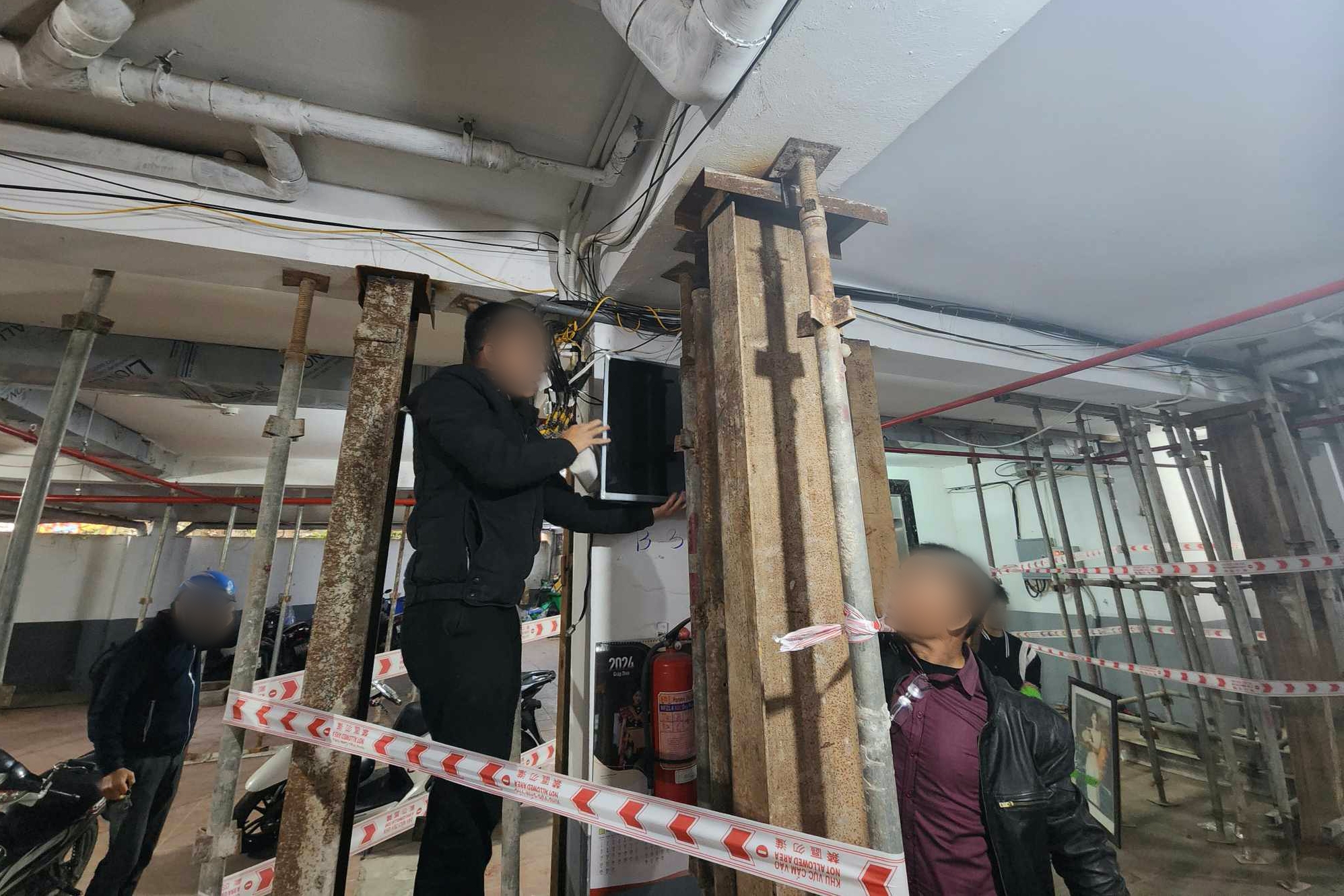 Vụ chung cư mini phải 'chống nạng': Hoàn tất di dời các hộ dân- Ảnh 1. Vụ chung cư mini phải 'chống nạng': Hoàn tất di dời các hộ dân- Ảnh 1.