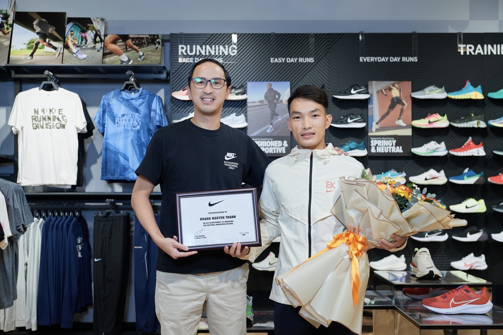 Hoàng Nguyên Thanh gặp gỡ đại diện Nike ACFC sau thành tích phá kỷ lục quốc gia - 1 Hoàng Nguyên Thanh gặp gỡ đại diện Nike ACFC sau thành tích phá kỷ lục quốc gia - 1