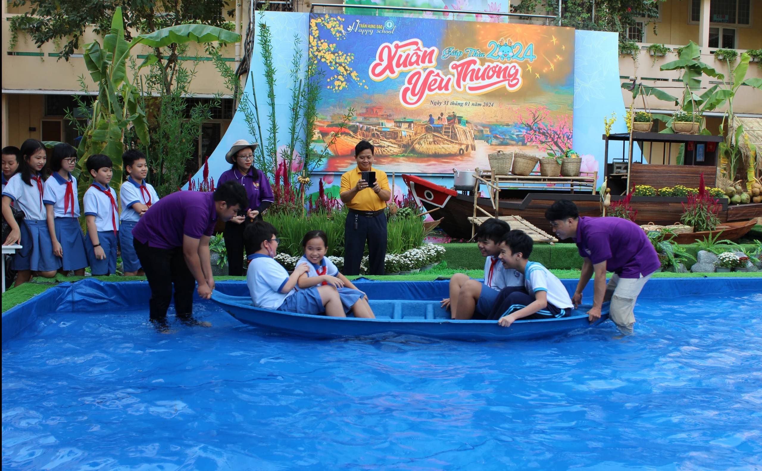 Học sinh TP.HCM bơi xuồng, gói bánh… đón tết dân gian- Ảnh 1. Học sinh TP.HCM bơi xuồng, gói bánh… đón tết dân gian- Ảnh 1.