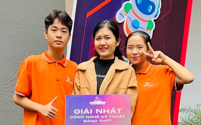 Hoài Phương, Hoàng Nam và cô Trang sau cuộc thi Stamtation, được tổ chức giữa tháng 1. Ảnh: Nhân vật cung cấp