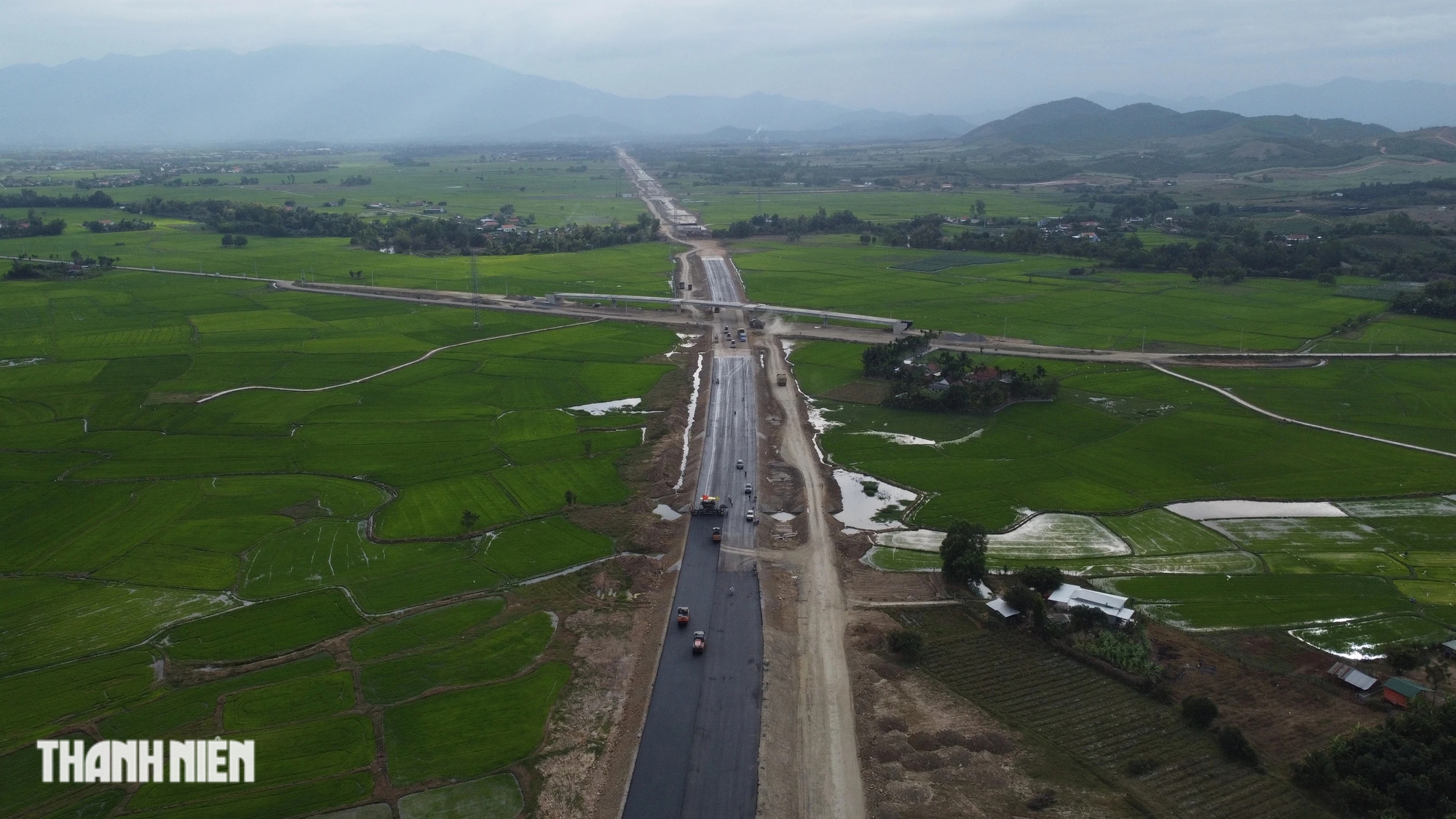 Hối hả thi công cao tốc Vân Phong - Nha Trang những ngày cận tết- Ảnh 1. Hối hả thi công cao tốc Vân Phong - Nha Trang những ngày cận tết- Ảnh 1.