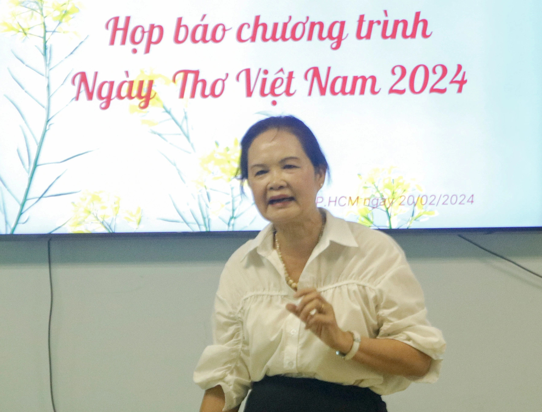 Hội nhà văn TP.HCM sẽ gặp nhiều khó khăn nếu không có sự đóng góp của các nhà văn trẻ- Ảnh 1. Nhà văn Bích Ngân - chủ tịch Hội Nhà văn TP.HCM, chia sẻ trong họp báo - Ảnh: HỒ LAM