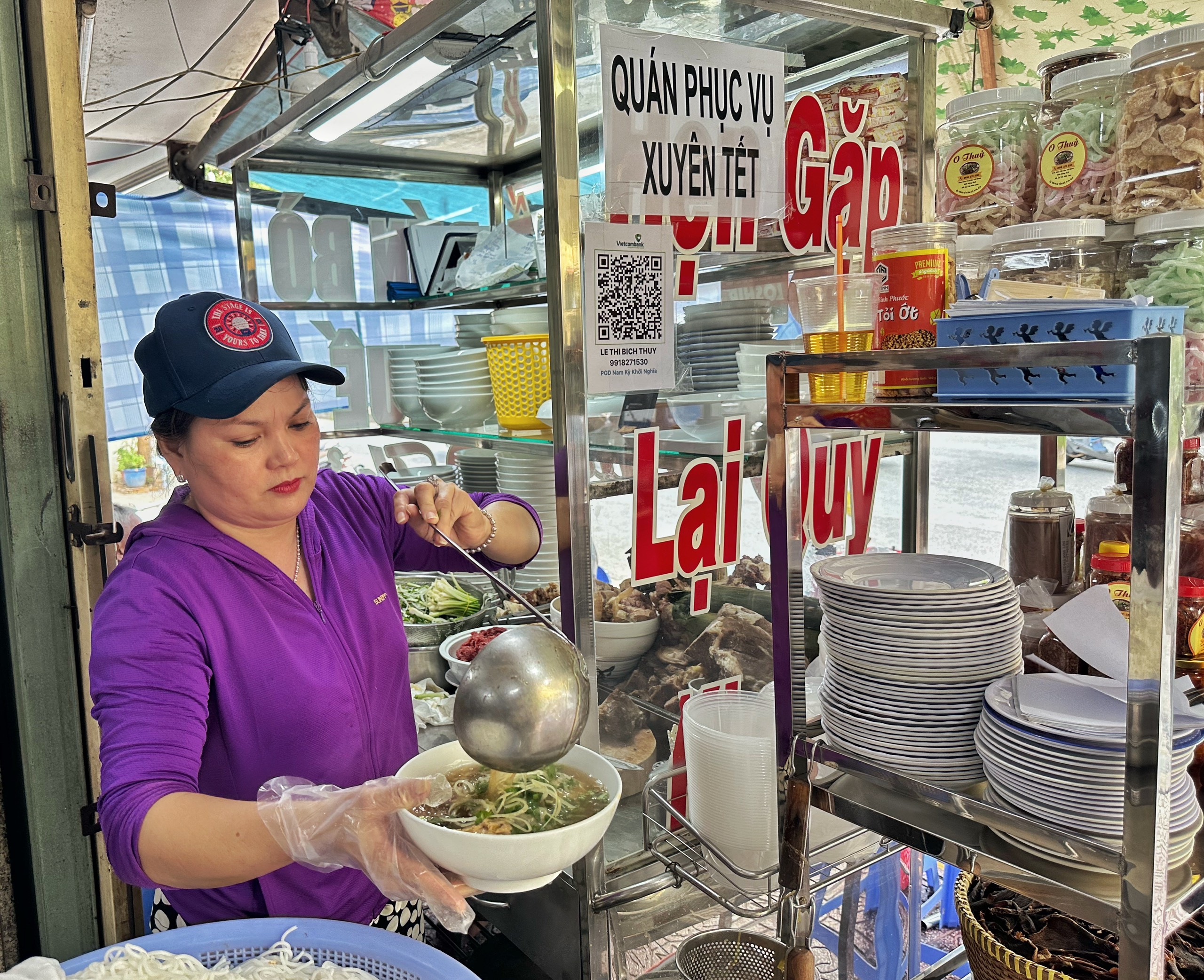 Hủ tiếu, bún bò… TP.HCM bán xuyên tết, có quán mở 24/24: Giá tăng thế nào?- Ảnh 1. Hủ tiếu, bún bò… TP.HCM bán xuyên tết, có quán mở 24/24: Giá tăng thế nào?- Ảnh 1.