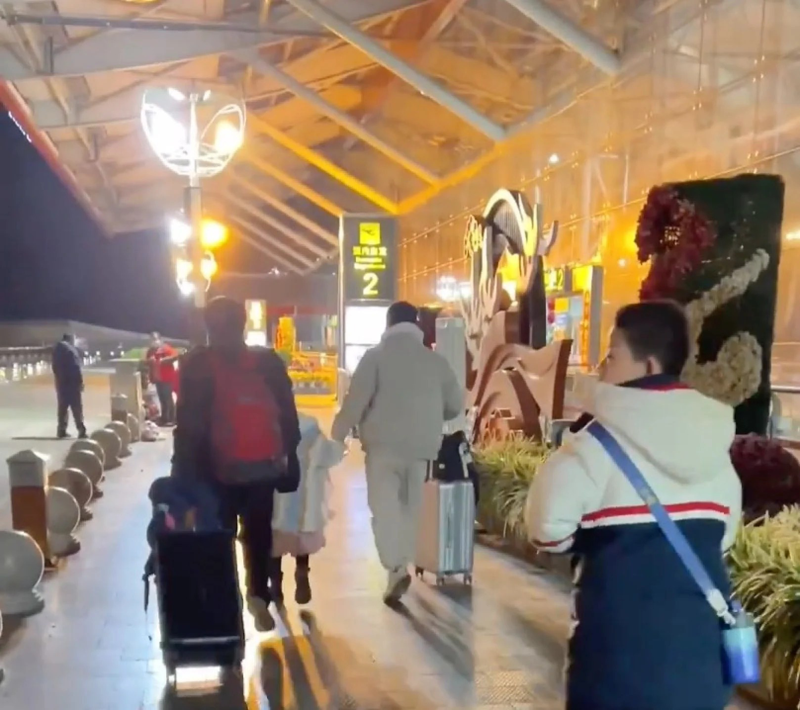 Gia đình cô Tian bị yêu cầu rời khỏi xe buýt sau khi không đồng ý mua vòng tay đắt tiền ở cửa hàng địa phương - Ảnh: Guancha.cn Gia đình cô Tian bị yêu cầu rời khỏi xe buýt sau khi không đồng ý mua vòng tay đắt tiền ở cửa hàng địa phương - Ảnh: Guancha.cn