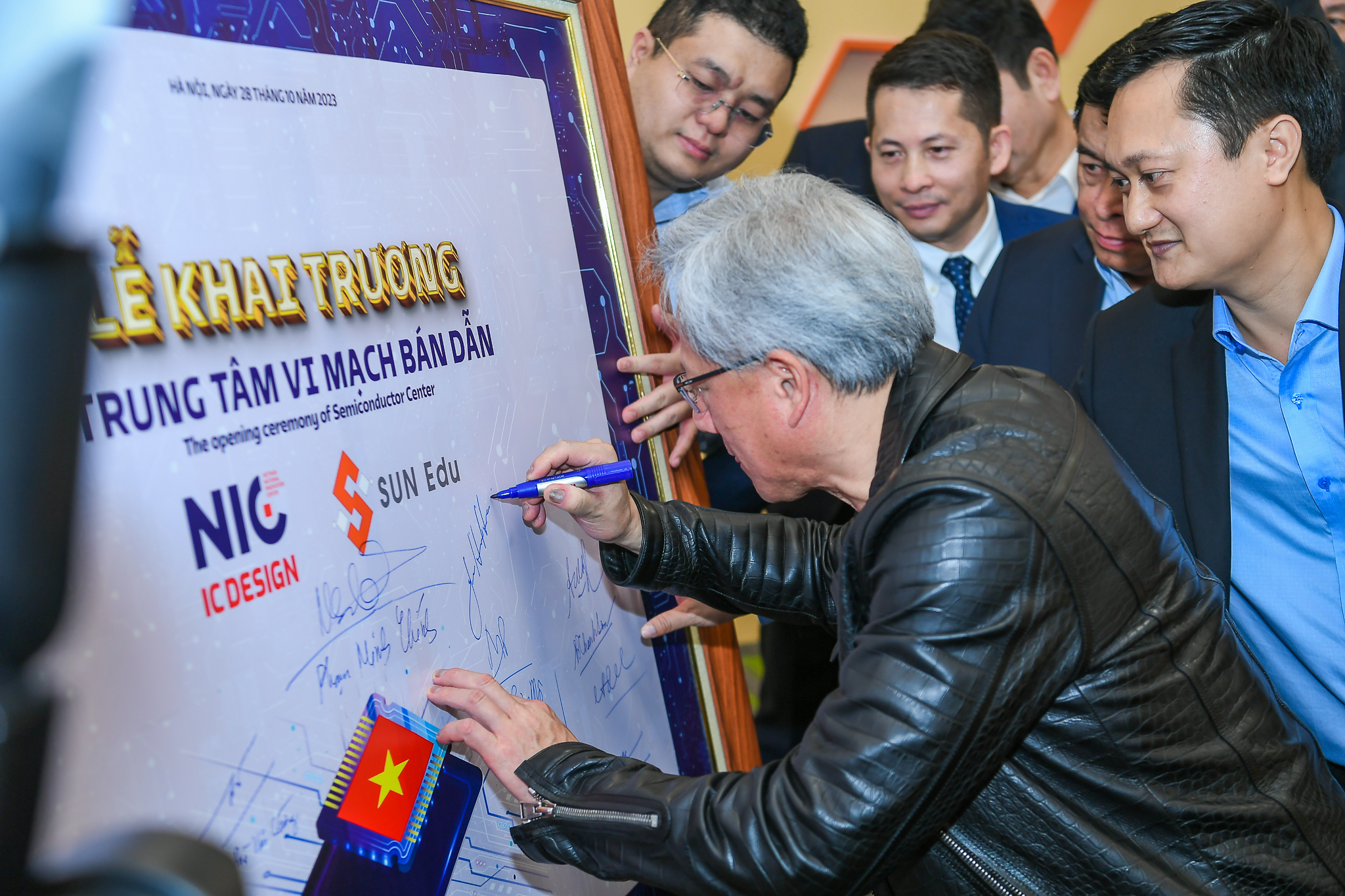 Hướng tới khát vọng hùng cường- Ảnh 1. Hướng tới khát vọng hùng cường- Ảnh 1.