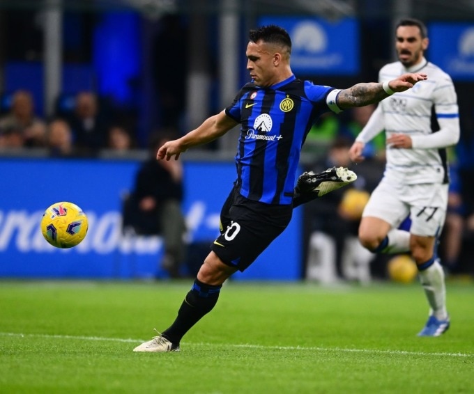 Lautaro Martinez dứt điểm trong trận Inter thắng Atalanta 4-0 trên sân Meazza ngày 28/2. Ảnh: Inter.it