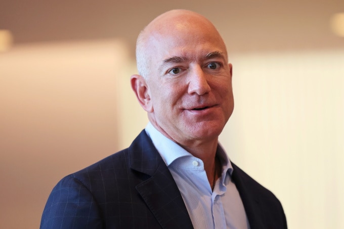 Jeff Bezos trong một sự kiện tại Anh năm 2021. Ảnh: Reuters