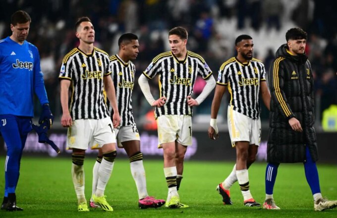 Cầu thủ Juventus thất vọng sau khi thua Udinese 0-1 trên sân Allianz hôm 12/2. Ảnh: AFP