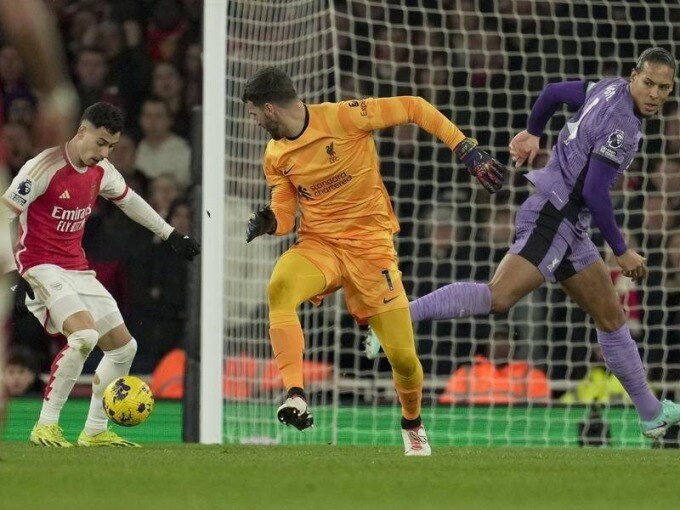 Van Dijk (phải) và Alisson (giữa) tự dâng bàn thứ hai cho Arsenal trong trận thua 1-3 của Liverpool ở vòng 23 Ngoại hạng Anh tối 4/2 trên sân Emirates. Ảnh: AP