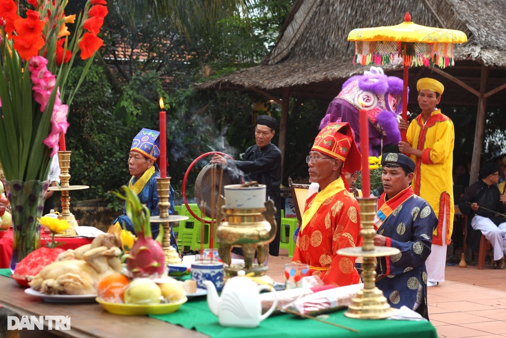 Khách Tây trải nghiệm tưới nước, trồng cây ở làng rau hơn 500 tuổi - 1 Khách Tây trải nghiệm tưới nước, trồng cây ở làng rau hơn 500 tuổi - 1