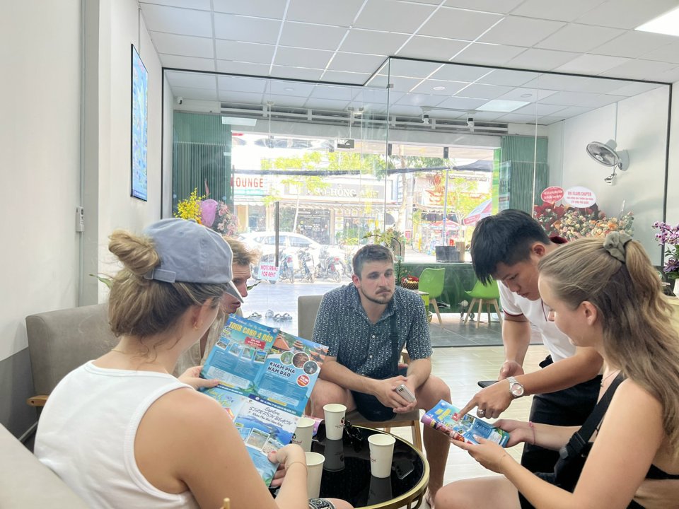 Khách quốc tế được tư vấn tour khi đến Đảo Ngọc. (Ảnh Hữu Tuấn)