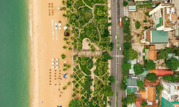 Bãi biển ở thành phố Nha Trang. Ảnh: Krisztian Tabori/Unsplash