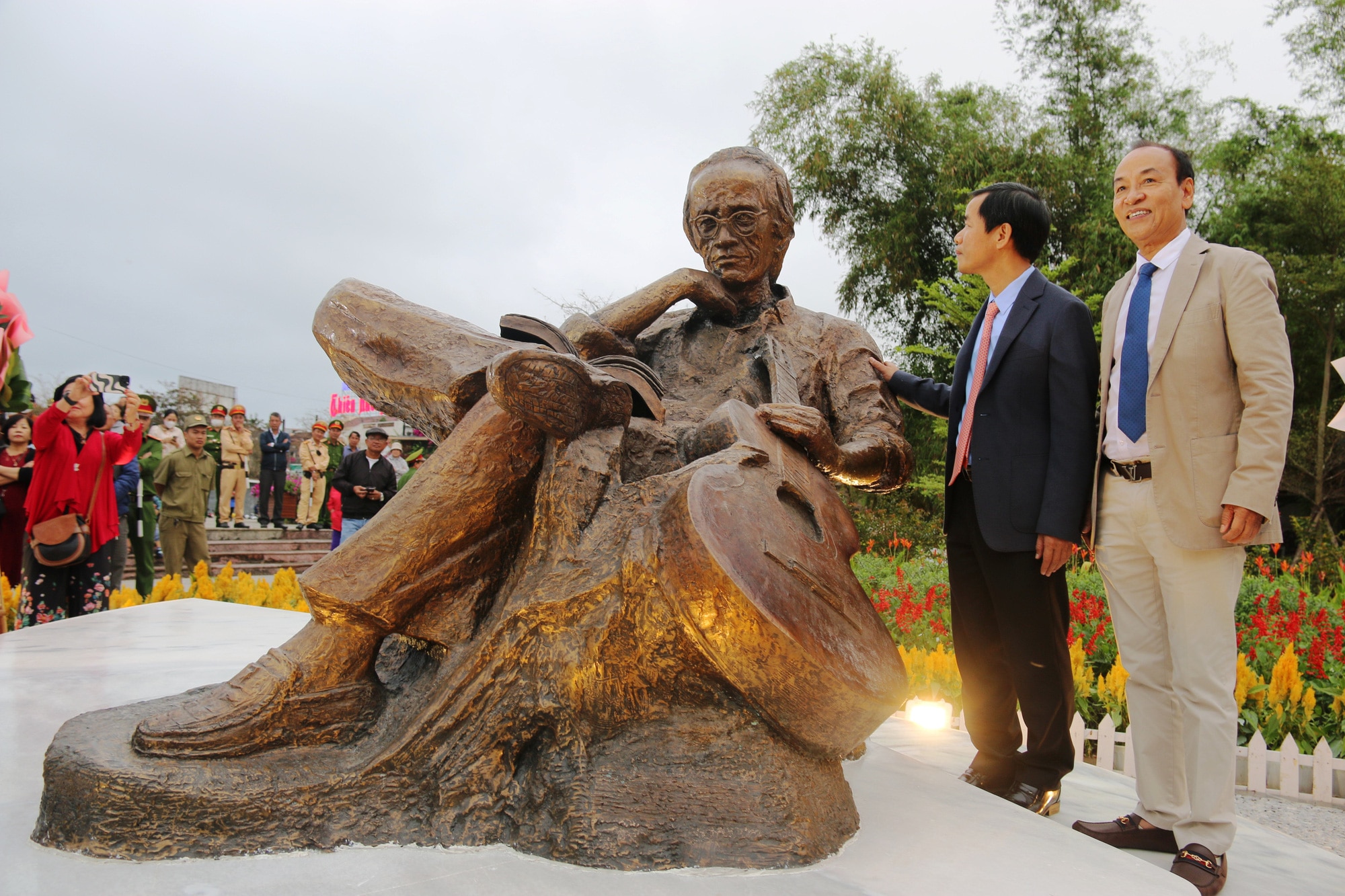 Tượng Trịnh Công Sơn, do điêu khắc gia Trương Đình Quế sáng tác, được đặt tại công viên mang tên ông ở TP Huế - Ảnh: NHẬT LINH