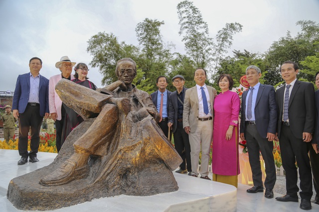 Khánh thành tượng nghệ thuật nhạc sĩ Trịnh Công Sơn bên sông Hương - Ảnh 1. Khánh thành tượng nghệ thuật nhạc sĩ Trịnh Công Sơn bên sông Hương - Ảnh 1.