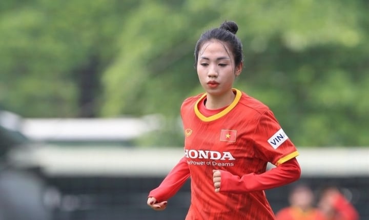 Trần Thị Duyên được cộng đồng mạng gọi là "búp bê" của bóng đá nữ.