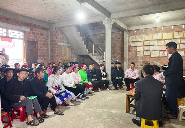 Đảng viên Vừ Mí Cáy - Tổ trưởng Tổ tiết kiệm và vay vốn thôn Há Ía tổ chức buổi sinh hoạt định kỳ, cùng bà con chia sẻ những kinh nghiệm về sản xuất, chăn nuôi