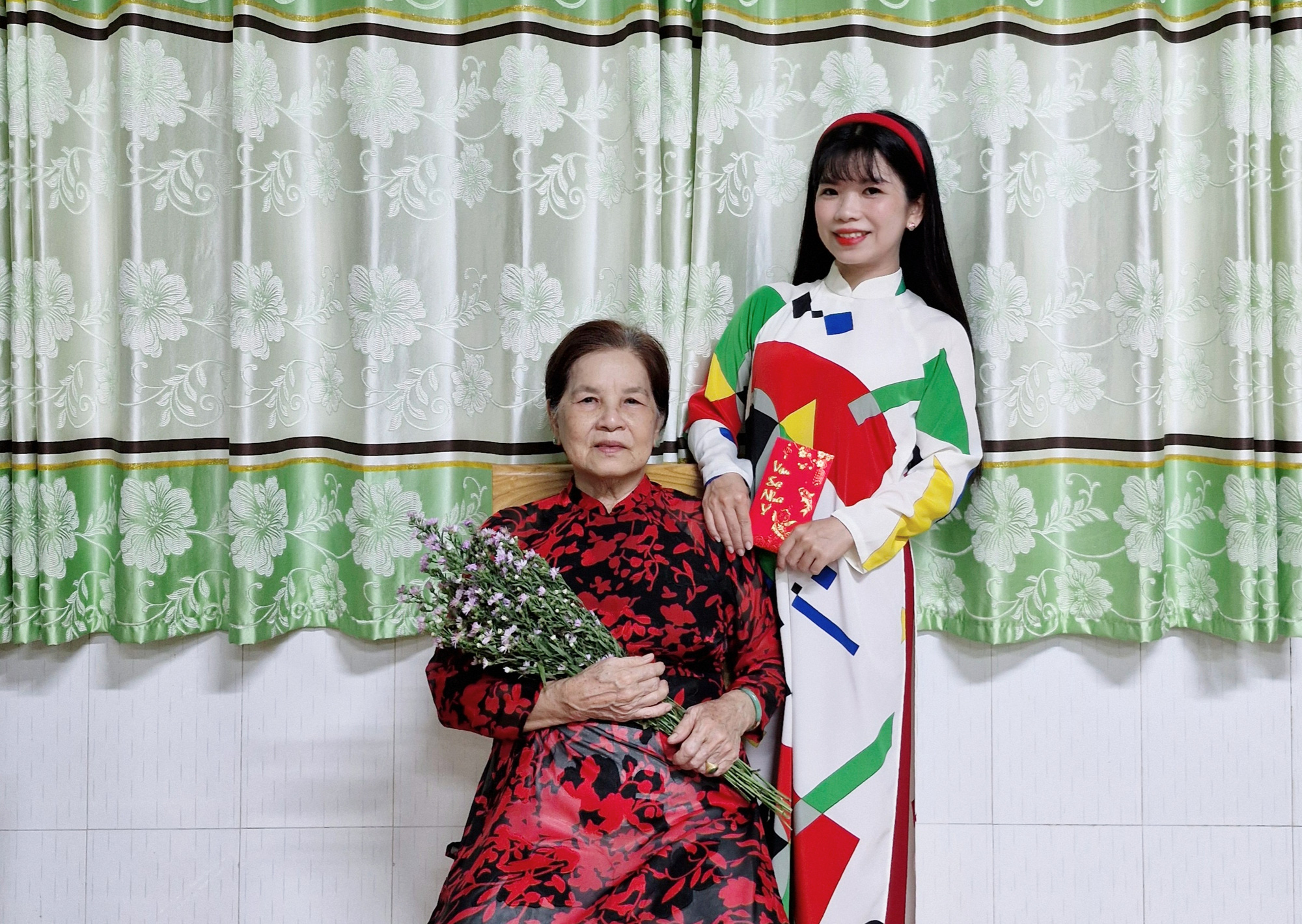 Khoảnh khắc Tết của tôi: Mặc lại chiếc áo dài năm xưa của mẹ du xuân- Ảnh 1. Chụp hình với mẹ Tết 2024
