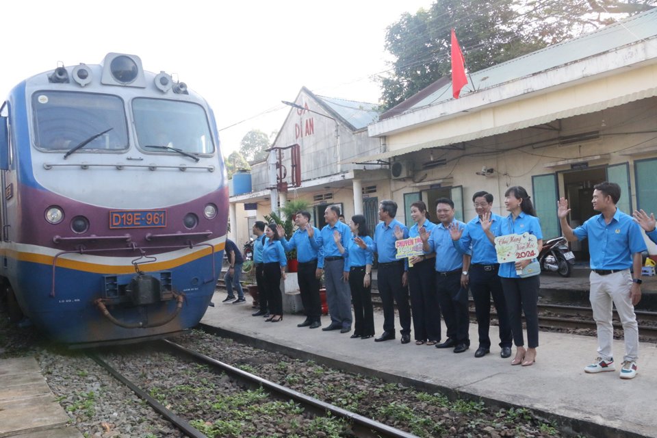 Thông qua chương trình “Hành trình Tết Công đoàn - Xuân 2024” đã có 243.735 lượt đoàn viên, người lao động được hỗ trợ vé tàu, vé xe, vé máy bay về quê đón Tết