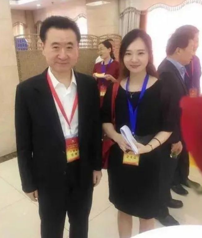 Kịp thời đưa tấm danh thiếp bỏ quên, cô gái chỉ tốt nghiệp trung cấp lập tức được tỷ phú tuyển làm thư ký riêng, lương năm tới 3,4 tỷ đồng, đãi ngộ đặc biệt hiếm có - Ảnh 2. Kịp thời đưa tấm danh thiếp bỏ quên, cô gái chỉ tốt nghiệp trung cấp lập tức được tỷ phú tuyển làm thư ký riêng, lương năm tới 3,4 tỷ đồng, đãi ngộ đặc biệt hiếm có - Ảnh 2.