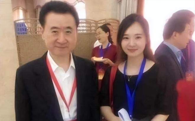 Kịp thời đưa tấm danh thiếp bỏ quên, cô gái chỉ tốt nghiệp trung cấp lập tức được tỷ phú tuyển làm thư ký riêng, lương năm tới 3,4 tỷ đồng, đãi ngộ đặc biệt hiếm có - Ảnh 1. Kịp thời đưa tấm danh thiếp bỏ quên, cô gái chỉ tốt nghiệp trung cấp lập tức được tỷ phú tuyển làm thư ký riêng, lương năm tới 3,4 tỷ đồng, đãi ngộ đặc biệt hiếm có - Ảnh 1.