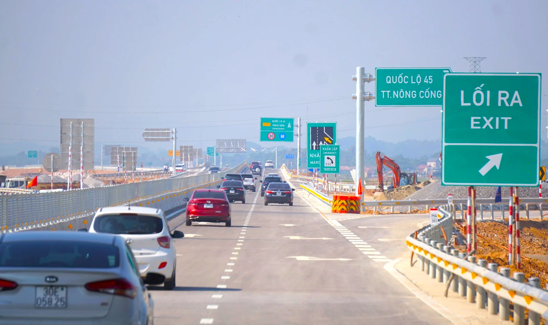 Lái xe trên cao tốc ngày Tết cần lưu ý gì để đảm bảo an toàn?- Ảnh 1. Lái xe trên cao tốc ngày Tết cần lưu ý gì để đảm bảo an toàn?- Ảnh 1.