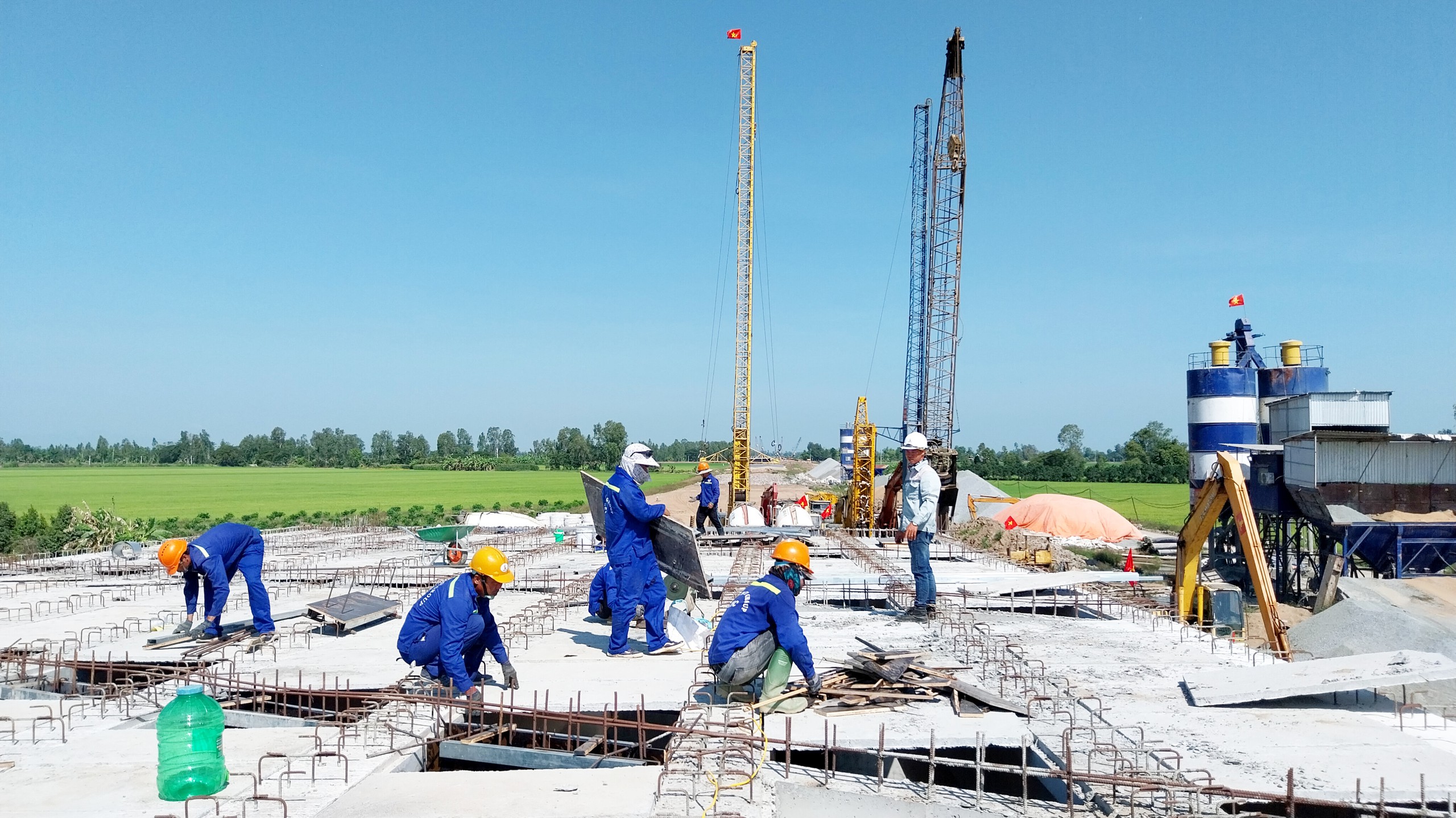 Làm cầu xuyên Tết trên công trường cao tốc Châu Đốc - Cần Thơ - Sóc Trăng- Ảnh 1. Làm cầu xuyên Tết trên công trường cao tốc Châu Đốc - Cần Thơ - Sóc Trăng- Ảnh 1.