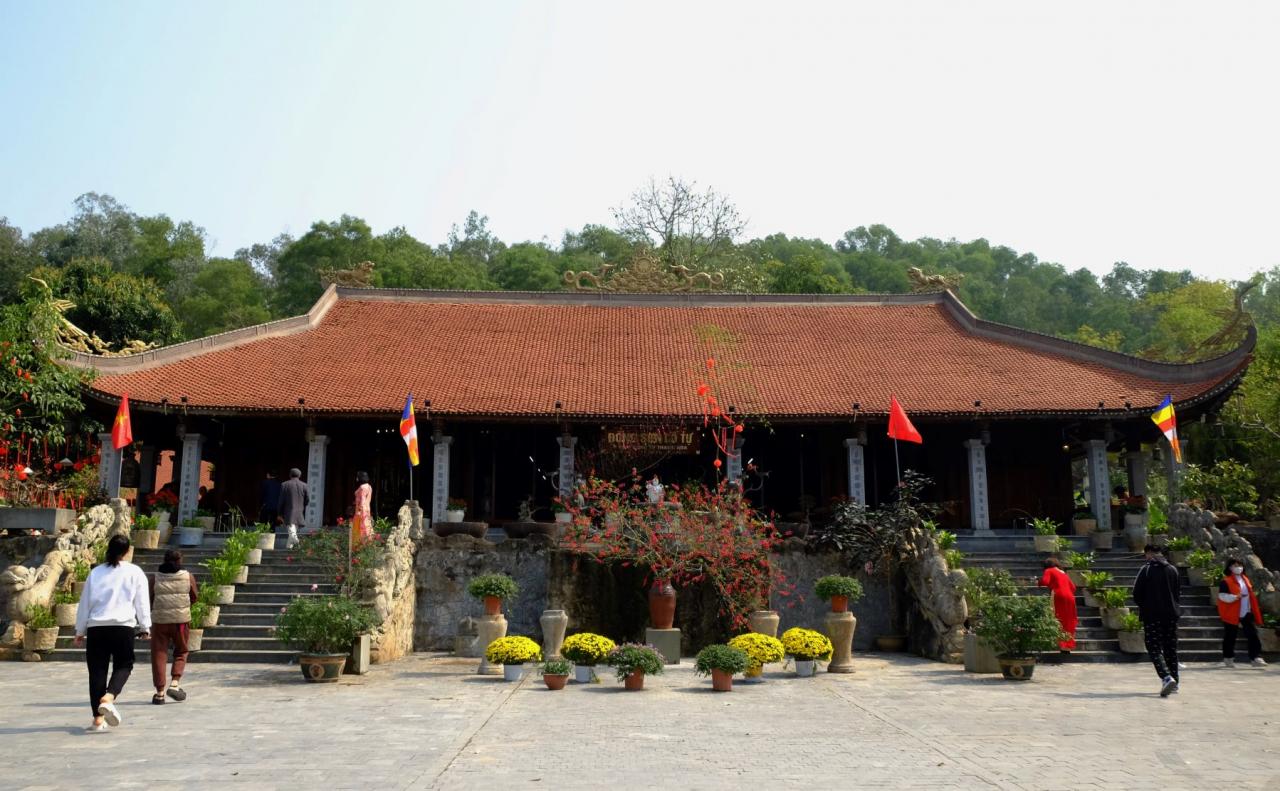 Langcodongson12-2 - Vietnam.vn Trong khuôn viên làng, ngoài chương trình Tết xưa làng cổ, du khách có thể tham quan Đông Sơn Cổ Tự (hay còn gọi là chùa Phạm Thông, chùa Đông Sơn). Xưa kia chùa được xây dựng trên diện tích khuôn viên gần 3.000m2, gồm Cổng Tam quan, Nhà điện chính; Hậu cung nhưng đã bị bom Mỹ phá sập. Hiện chùa còn lưu giữ tượng Phật Di Đà bằng đá ngôi trên bệ đá chân quỳ hình vuông.