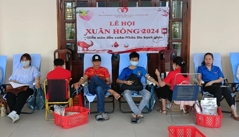 Lễ hội Xuân Hồng tiếp nhận hàng trăm đơn vị máu- Ảnh 1. Lễ hội Xuân Hồng tiếp nhận hàng trăm đơn vị máu- Ảnh 1.