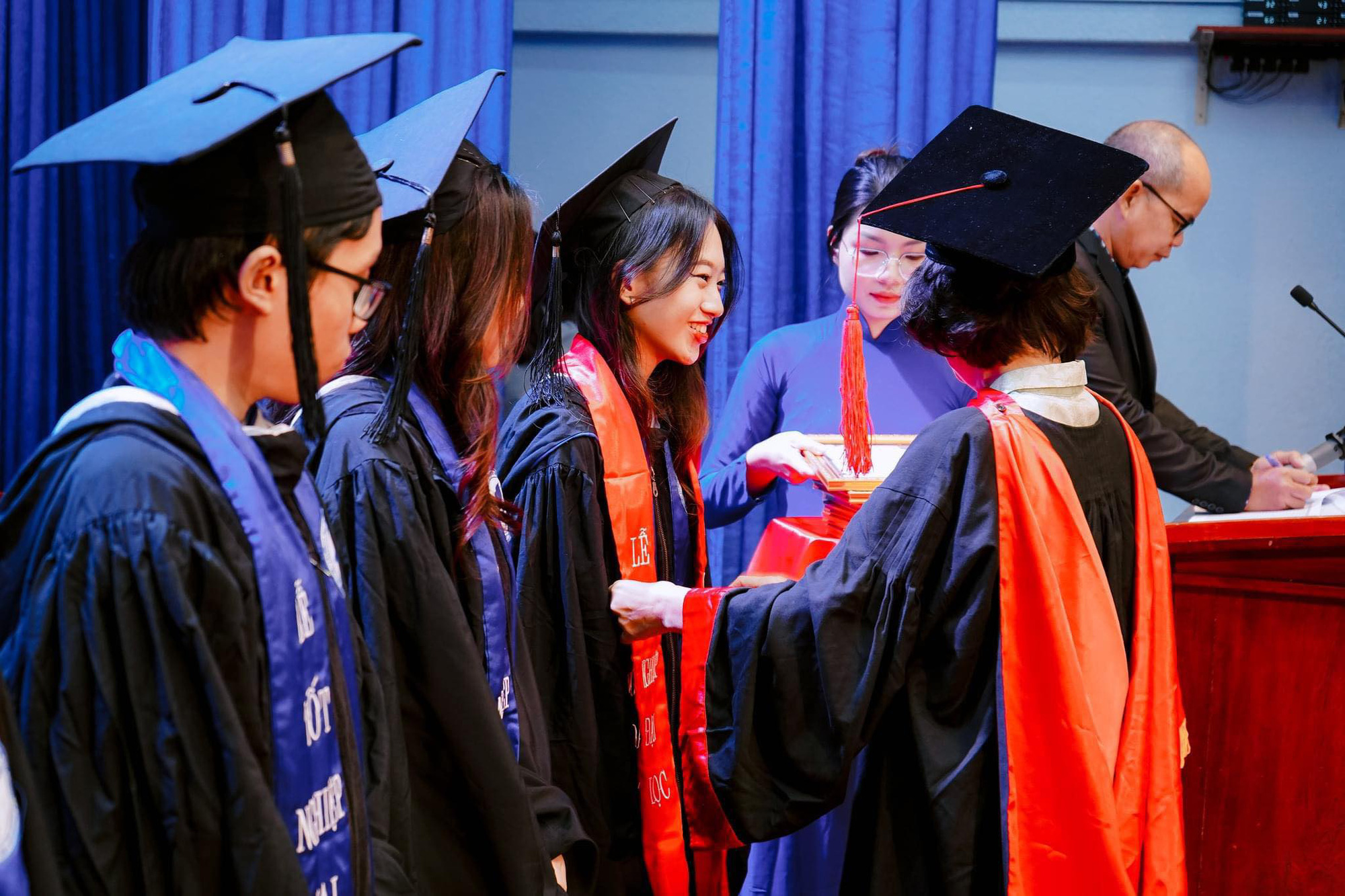 Đại học Mở Sinh viên Trường đại học Mở TP.HCM trong lễ tốt nghiệp - Ảnh: N.T.