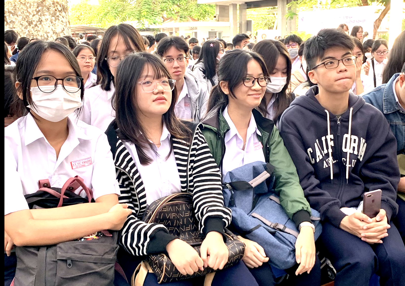 Lịch đăng ký 9 kỳ thi đánh giá năng lực năm 2024- Ảnh 1. Học sinh tham dự chương trình tư vấn tuyển sinh - hướng nghiệp 2024 luôn quan tâm đến thông tin các kỳ thi đánh giá năng lực - Ảnh: TRẦN HUỲNH