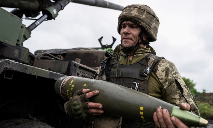 Binh sĩ Ukraine bê đạn cho tổ hợp pháo tự hành CAESAR gần thành phố Avdeevka, tỉnh Donetsk tháng 5/2023. Ảnh: Reuters