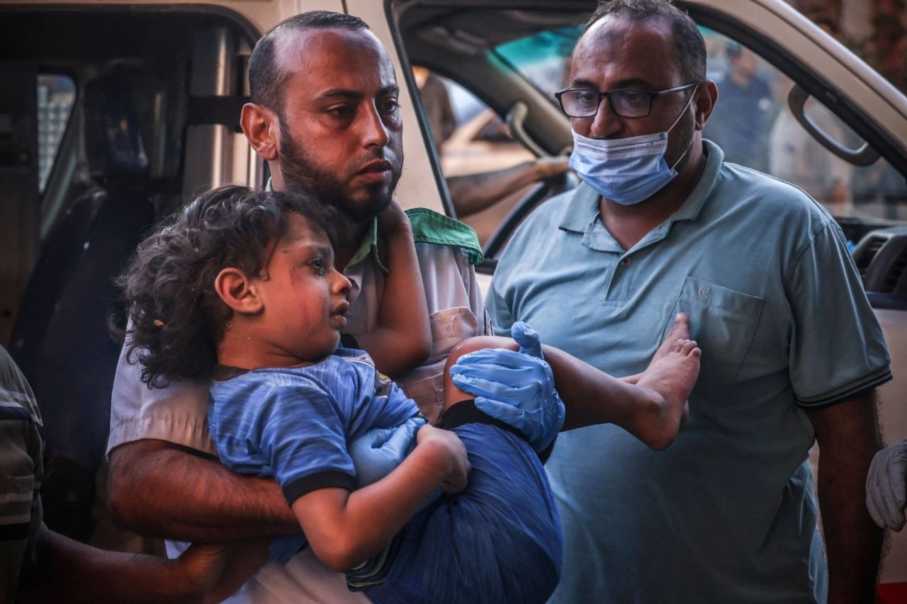 Một đứa trẻ Palestine bị thương được đưa vào bệnh viện Nasser sau cuộc tấn công của Israel, tại Khan Yunis, ở phía Nam Dải Gaza vào ngày 26 tháng 10 năm 2023, trong bối cảnh cuộc chiến giữa Israel và nhóm Hamas vẫn đang diễn ra. (Nguồn: AFP)