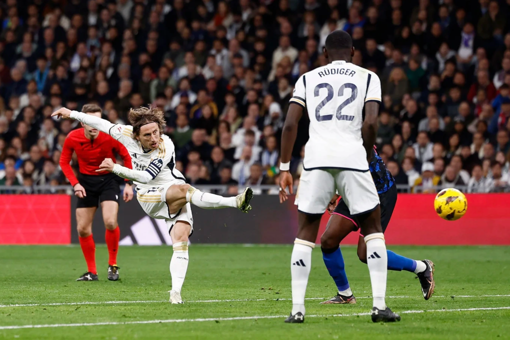 Luka Modric lập siêu phẩm giúp Real Madrid đánh bại Sevilla - 1 Luka Modric lập siêu phẩm giúp Real Madrid đánh bại Sevilla - 1